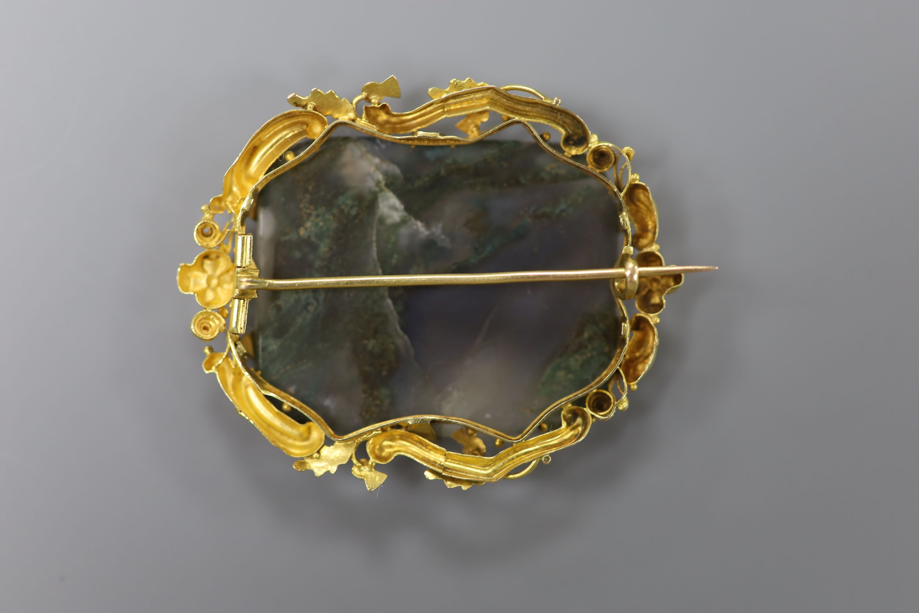 A 19th century yellow metal mounted moss agate brooch, 46mm, gross 12.9 grams.